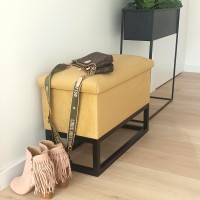 Żółta skrzynia do przedpokoju.