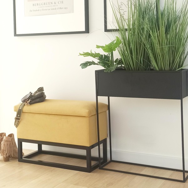 Tapicerowane siedzisko na stelażu loft.