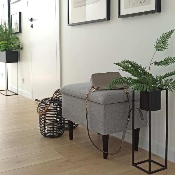 Szara skrzynia do przedpokoju.