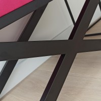 Czarny matowy stelaż w tapicerowanej ławce.