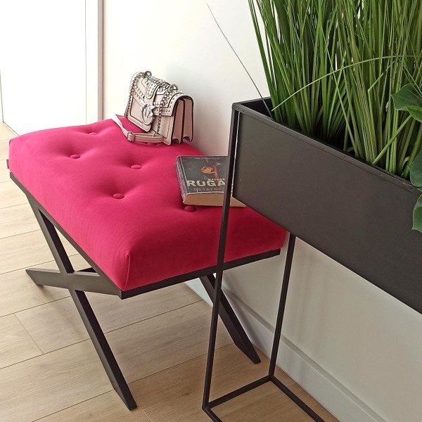 Siedzisko do przedpokoju na metalowym stelażu.