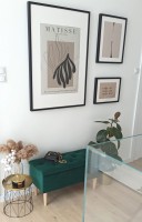 Przedpokój z elementami złota oraz ławeczka Twojego projektu.