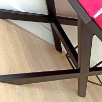 Czarny matowy kolor stelaża.