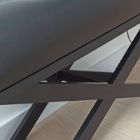 Ławka tapicerowana na metalowym stelażu loft.