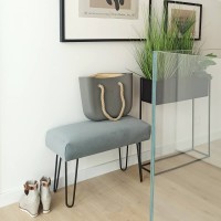 Pufa tapicerowana na metalowych nogach