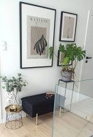 Nowoczesny przedpokój z siedziskiem.