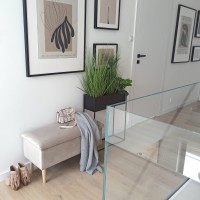 Aranżacja nowoczesnego przedpokoju w stylu loft z siedziskiem.