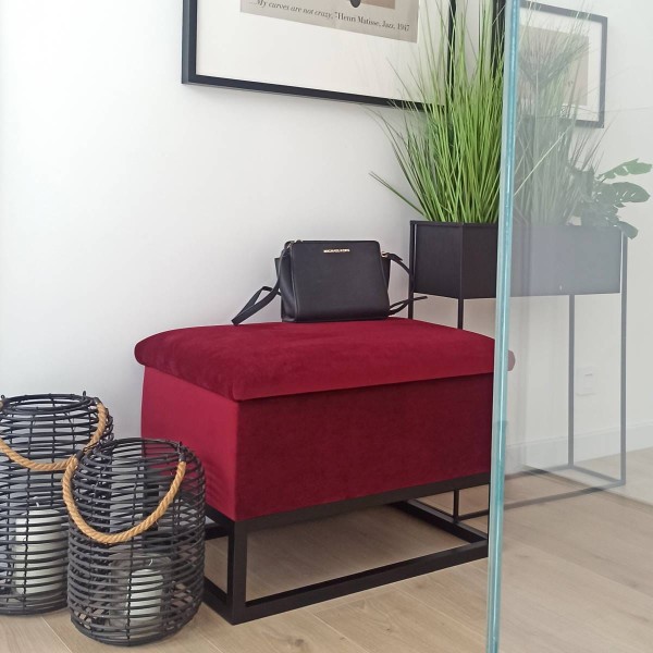 Skrzynia na metalowym stelażu.