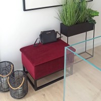 Ławeczka w kolorze czerwonym.