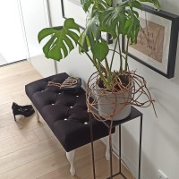 Czarna pufa pikowana kryształkami.