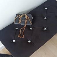 Pufa na wymiar pikowana kryształkami.