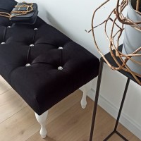 Czarne siedzisko do przedpokoju.