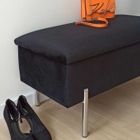 Siedzisko z eleganckim schowkiem na drobiazgi - harmonia designu i organizacji.