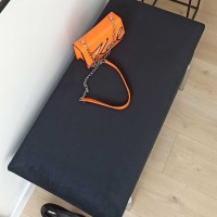 Siedzisko z praktycznym pojemnikiem - elegancja spotyka użyteczność.