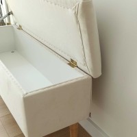 Beżowa pufa do siedzenia z miejscem na przechowywanie.