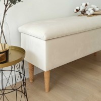 Pufa z schowkiem w kolorze beżowym.