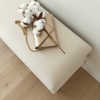 Ławka do przedpokoju z miejscem do przechowywania.