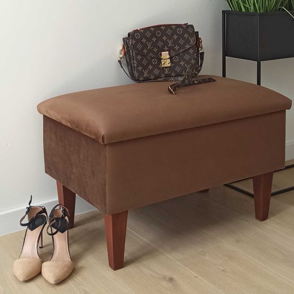 Brązowa pufa do przedpokoju ze schowkiem.