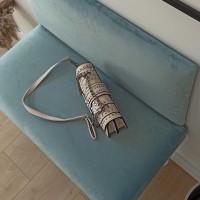 Ławka z oparciem i białymi nogami.