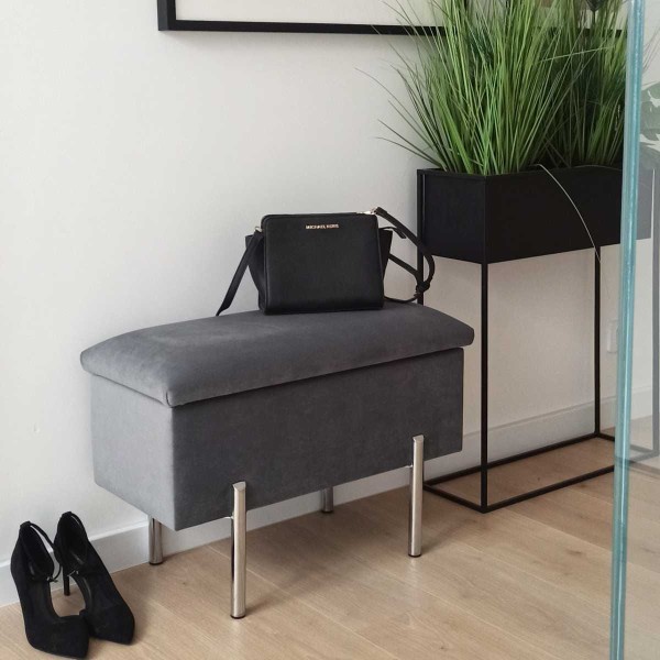 Skrzynia tapicerowana do przedpokoju z metalowymi nogami .