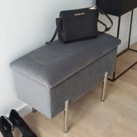 Szara tapicerowana pufa otwierana.