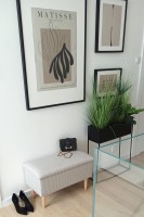 Elegancka pufa we wzór pepitki - aranżacja w salonie.