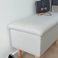 Otwierana pufa z miejscem na przechowywanie - zbliżenie na tkaninę.