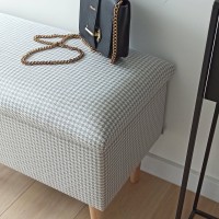 Elegancka ławeczka tapicerowana we wzór pepitki.