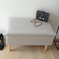 Stylowa pufa w tkaninie plecionkowej - widok z góry.