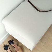 Detal tkaniny na skrzyni tapicerowanej, kolor beżowy