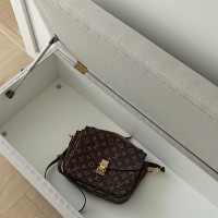 Otwierana skrzynia tapicerowana ze schowkiem, prezentująca mechanizm otwierania