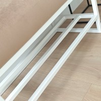 Detal metalowego stelaża ławki w stylu loft