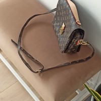 Zbliżenie na teksturę tkaniny obiciowej ławki